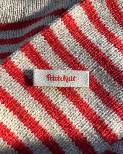 PetiteKnit Merkelapper farger logo