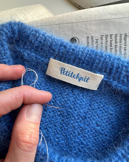 PetiteKnit Merkelapper farger logo