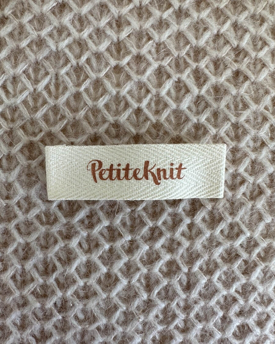 PetiteKnit Merkelapper farger logo