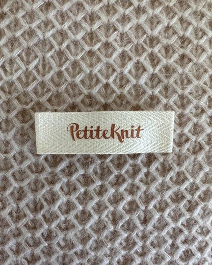 PetiteKnit Merkelapper farger logo