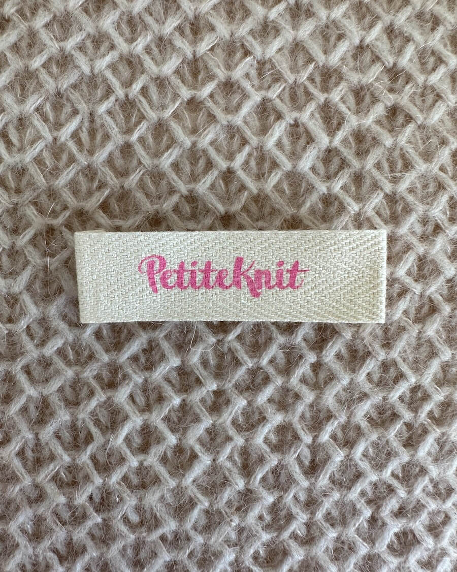 PetiteKnit Merkelapper farger logo