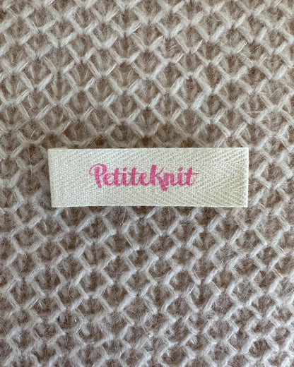 PetiteKnit Merkelapper farger logo