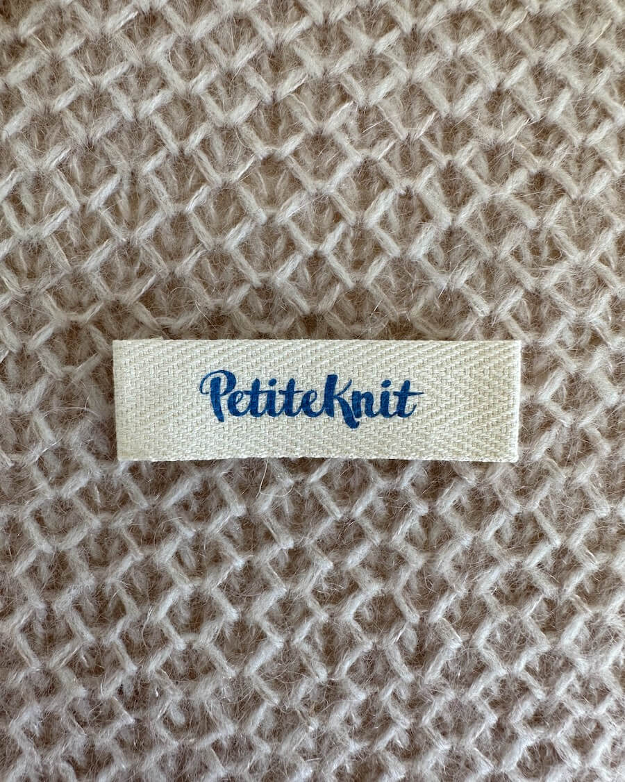 PetiteKnit Merkelapper farger logo