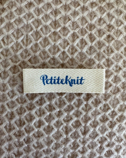 PetiteKnit Merkelapper farger logo