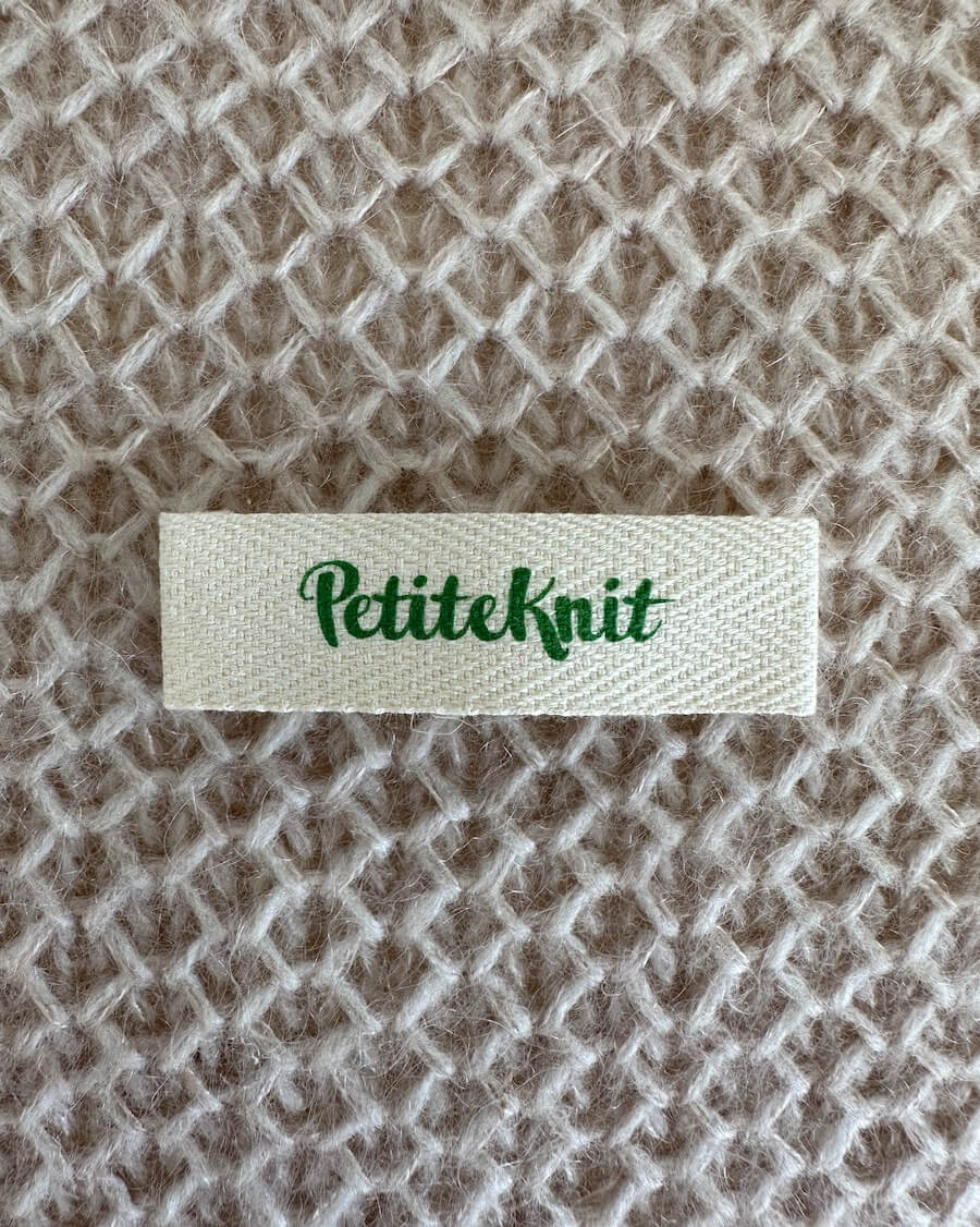 PetiteKnit Merkelapper farger logo