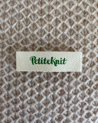 PetiteKnit Merkelapper farger logo