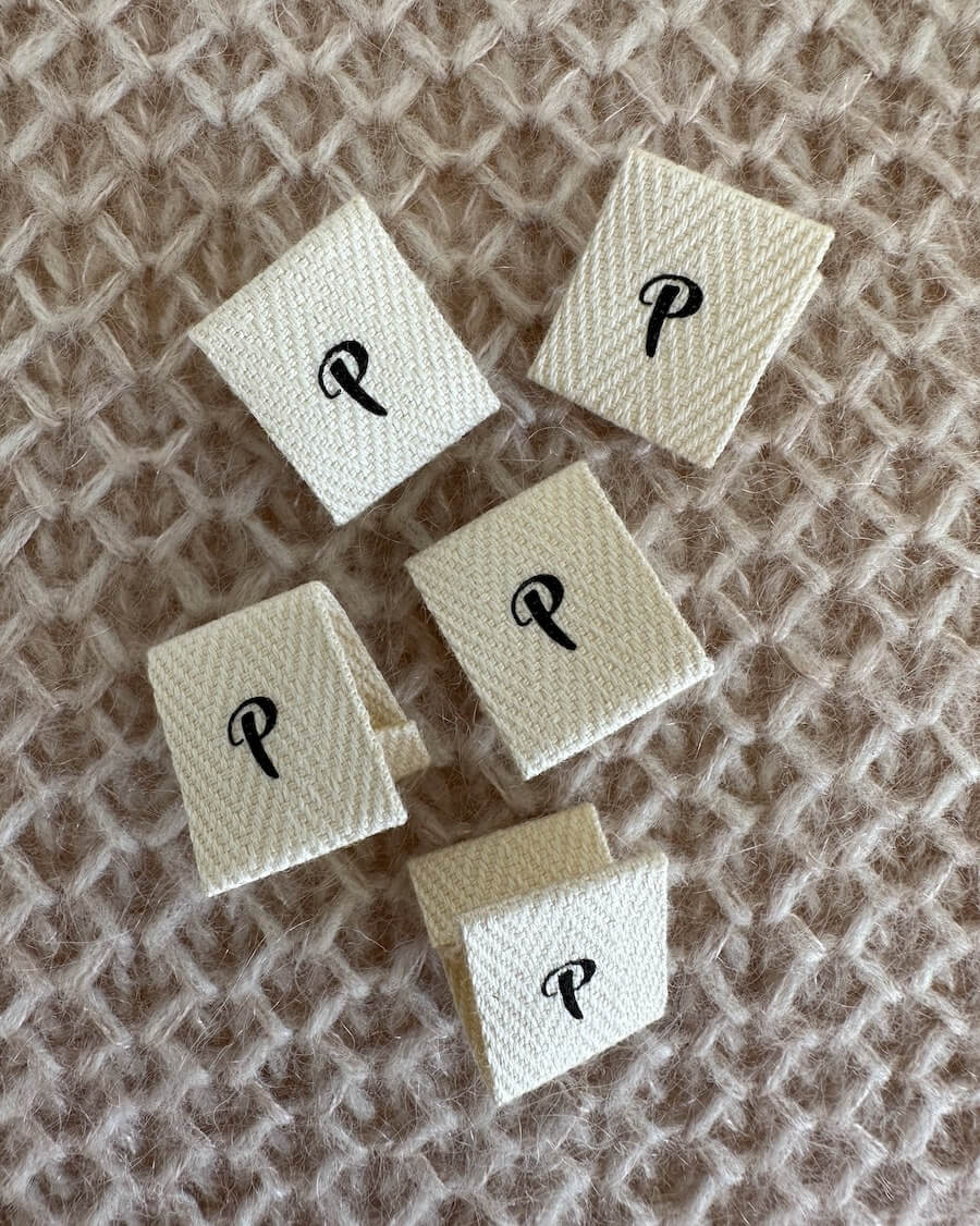 PetiteKnit Merkelapp folded liten