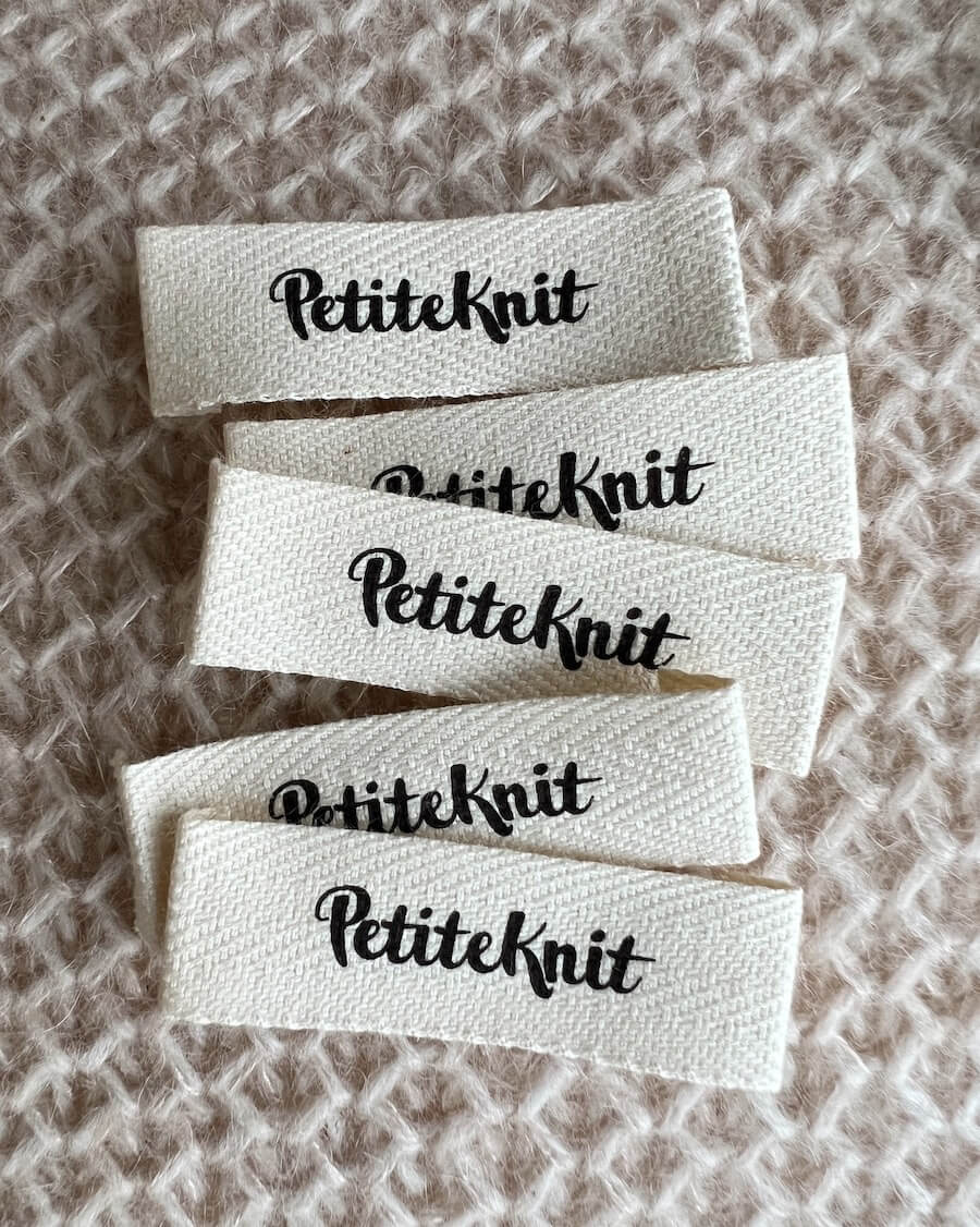 PetiteKnit Merkelapp sort logo