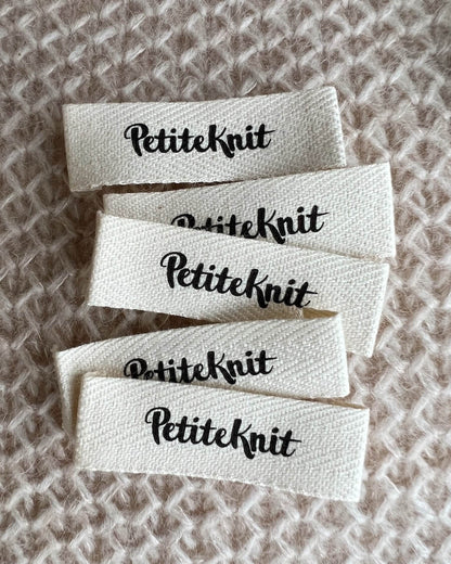 PetiteKnit Merkelapp sort logo