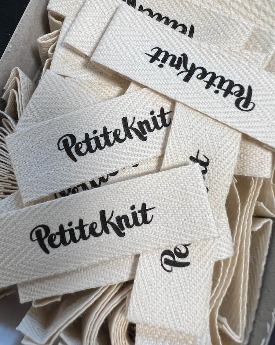 PetiteKnit Merkelapp sort logo