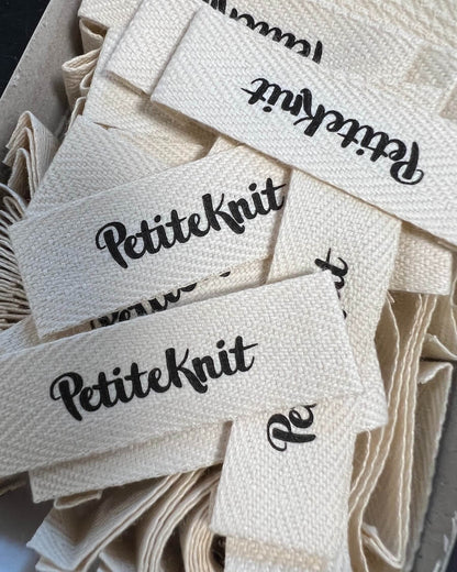 PetiteKnit Merkelapp sort logo