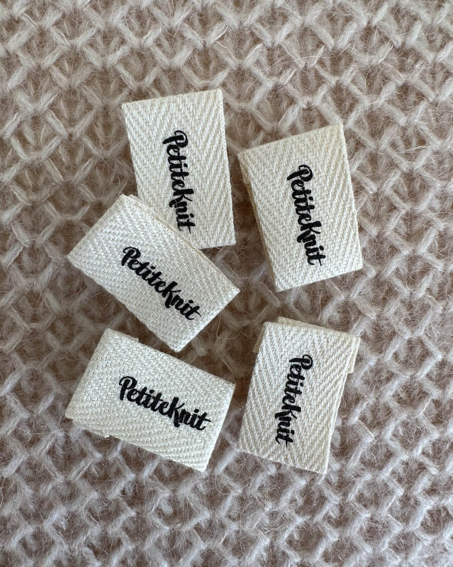 PetiteKnit Merkelapp folded logo