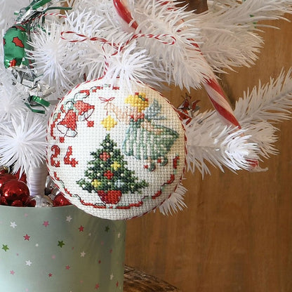 Le Calendrier de l’Avent No 2 (adventskalender) broderimønster