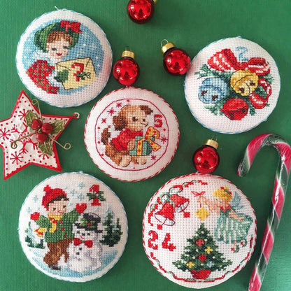 Le Calendrier de l’Avent No 2 (adventskalender) broderimønster