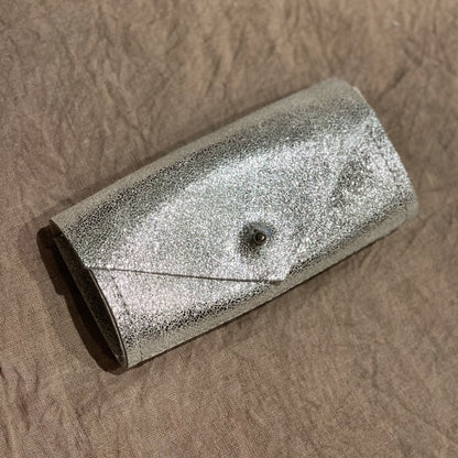 Etui til sy- og broderisaker i skinn gull/sølv