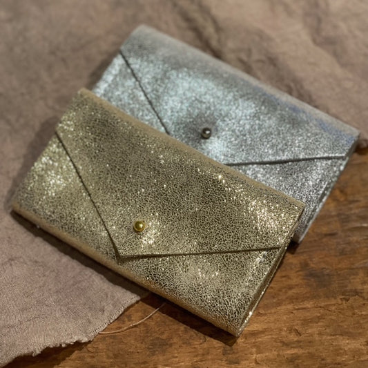 Etui til sy- og broderisaker i skinn gull/sølv