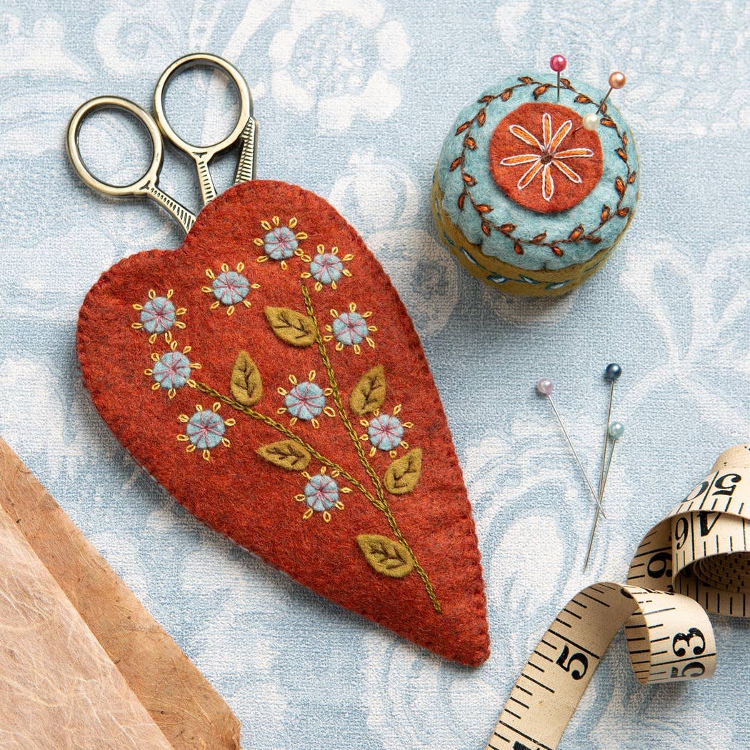 Corinne Lapierre Sakseetui og mini nålepute (filt + broderi)