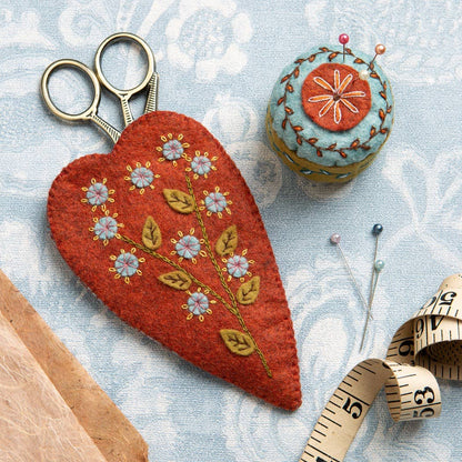 Corinne Lapierre Sakseetui og mini nålepute (filt + broderi)