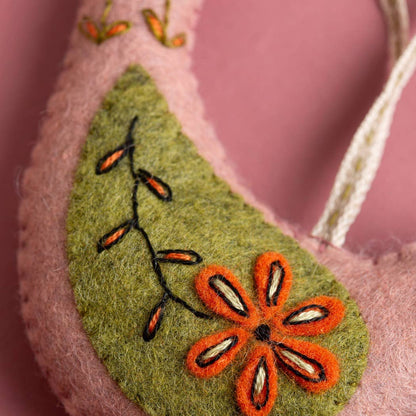 Corinne Lapierre Fugler (filt + broderi)