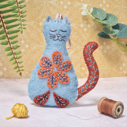 Corinne Lapierre Katt (filt + broderi)