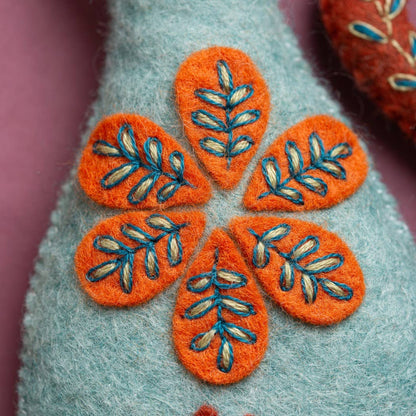 Corinne Lapierre Katt (filt + broderi)