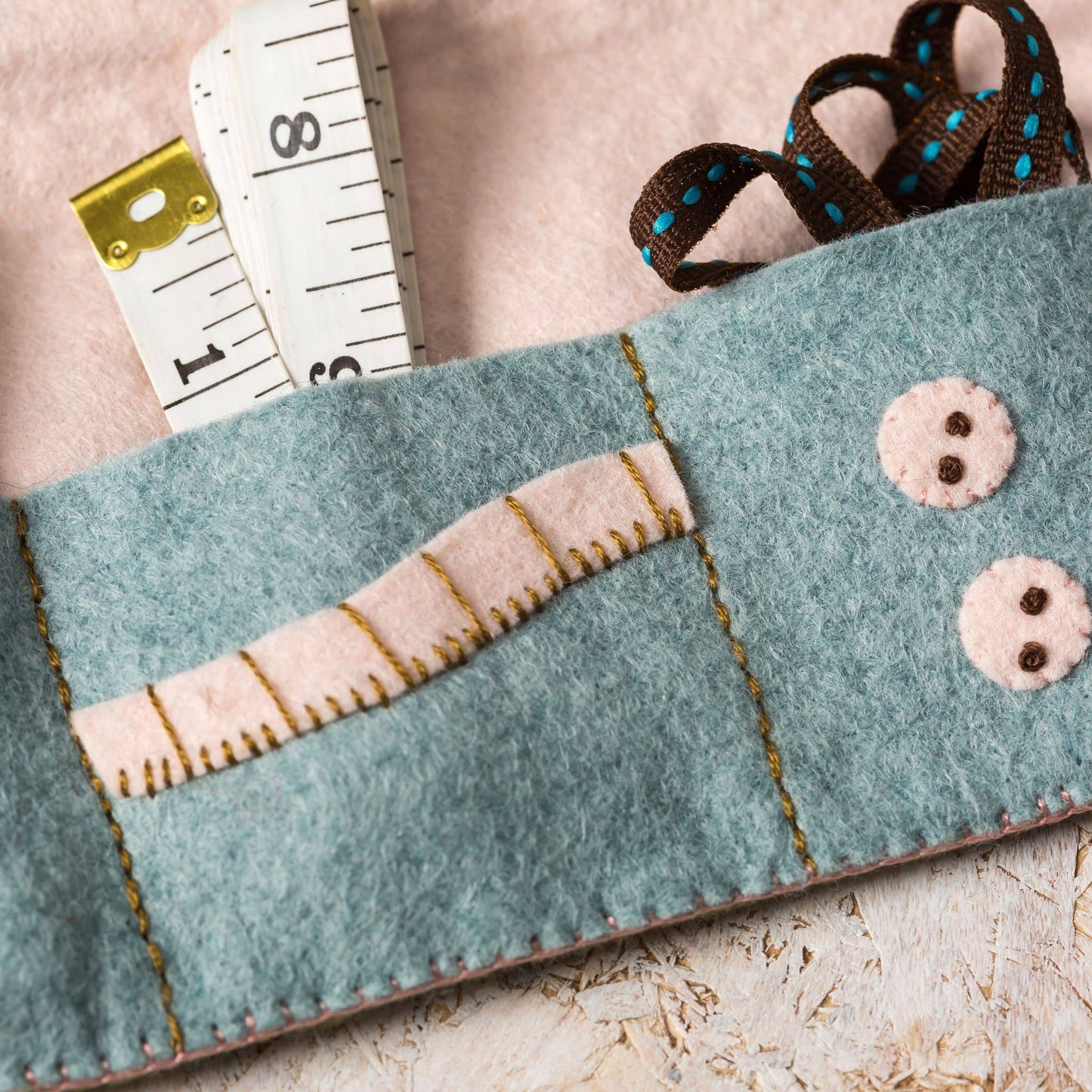 Corinne Lapierre Etui til sysaker (filt + broderi)