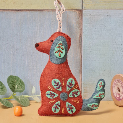 Corinne Lapierre Hund (filt + broderi)