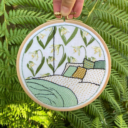 Cream Tea and Lace - Soverom med snøklokker (broderisett)