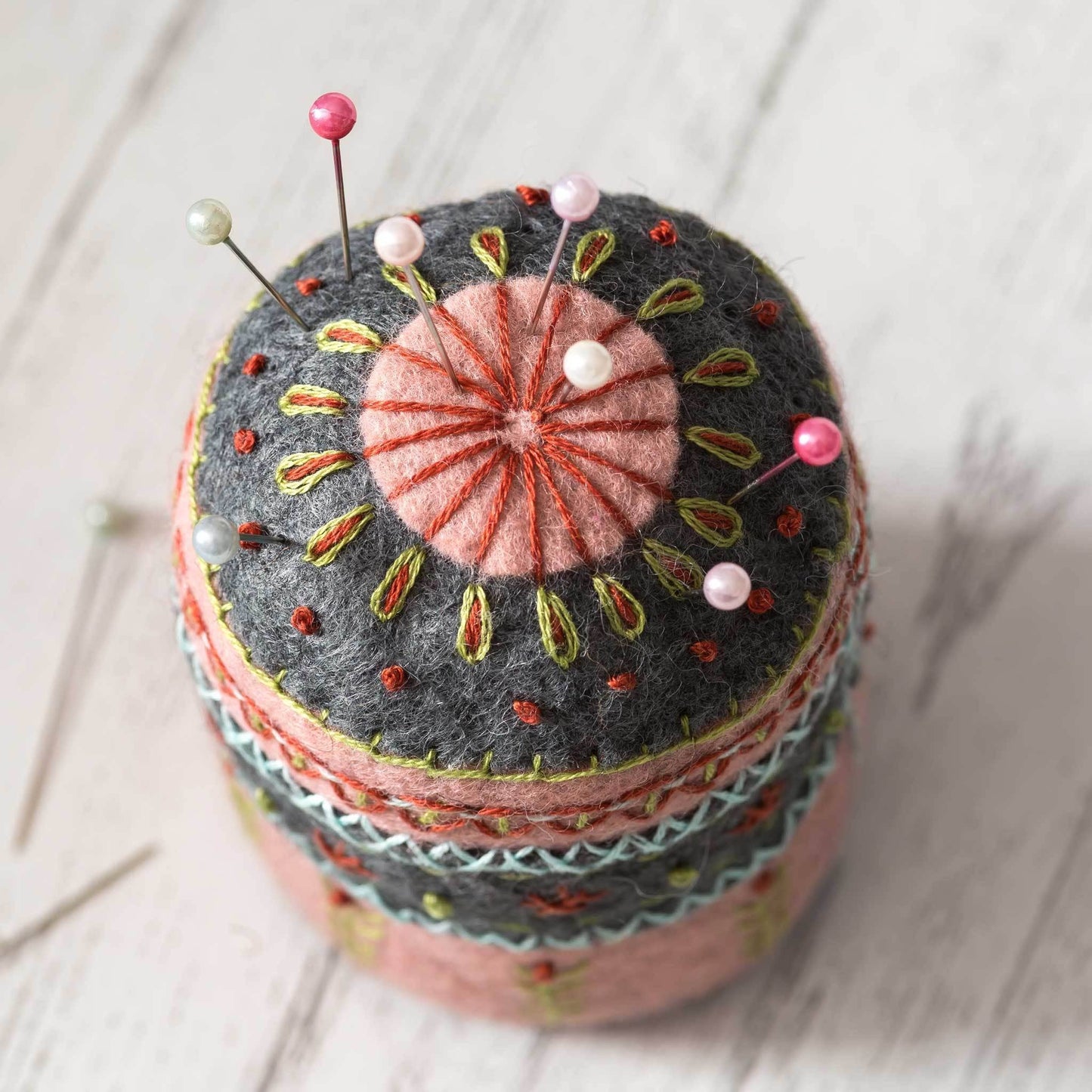 Corinne Lapierre Nålepute (filt + broderi)