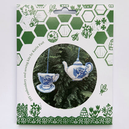 Cream Tea and Lace - broderisett i Delft-stil