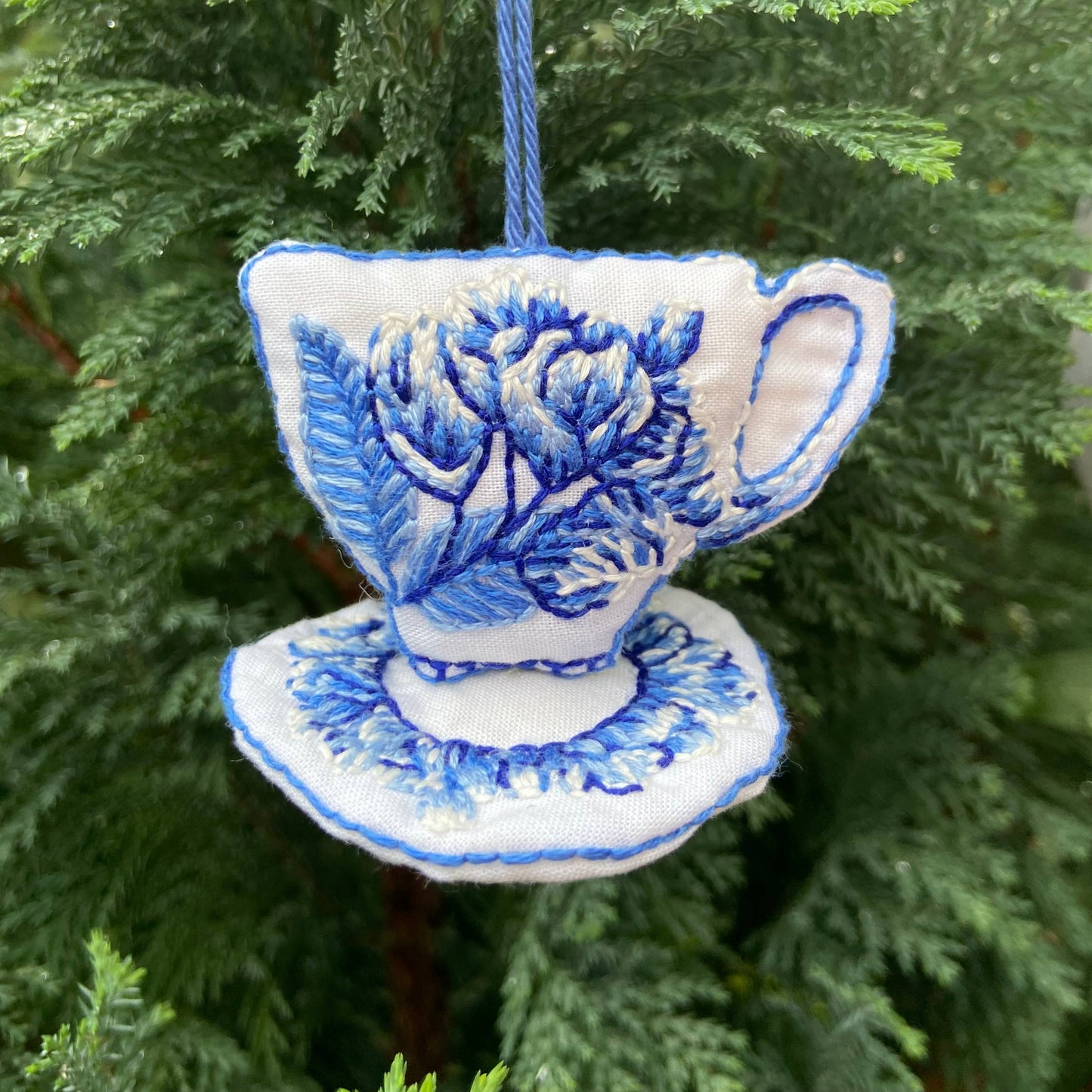 Cream Tea and Lace - broderisett i Delft-stil
