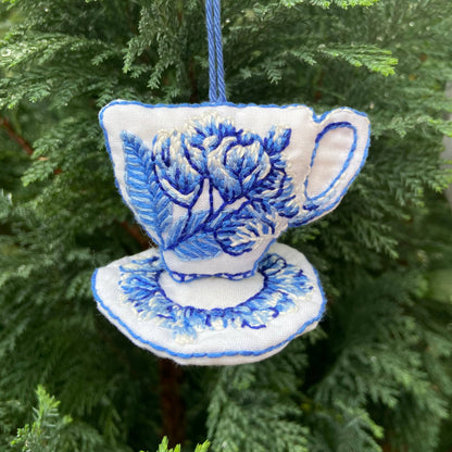 Cream Tea and Lace - broderisett i Delft-stil