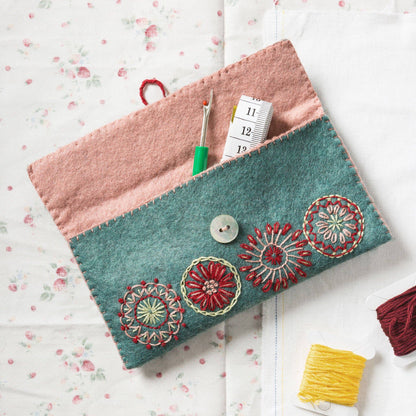 Corinne Lapierre Liten veske til sysaker (filt + broderi)