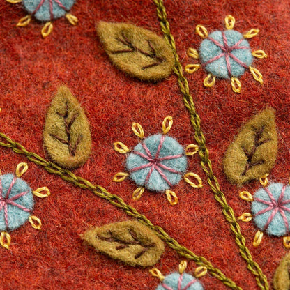 Corinne Lapierre Sakseetui og mini nålepute (filt + broderi)