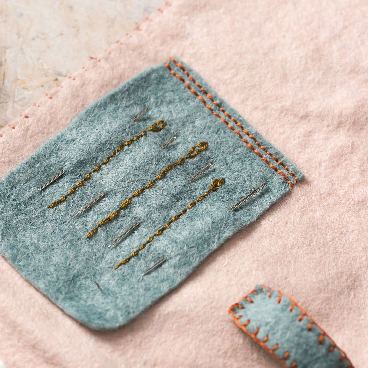 Corinne Lapierre Etui til sysaker (filt + broderi)