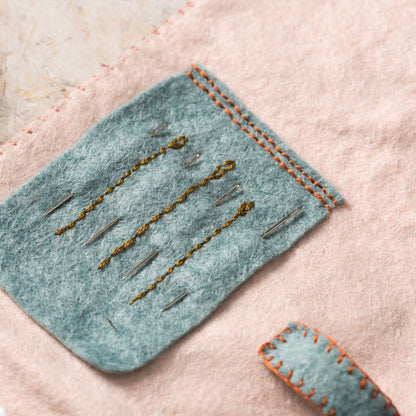 Corinne Lapierre Etui til sysaker (filt + broderi)