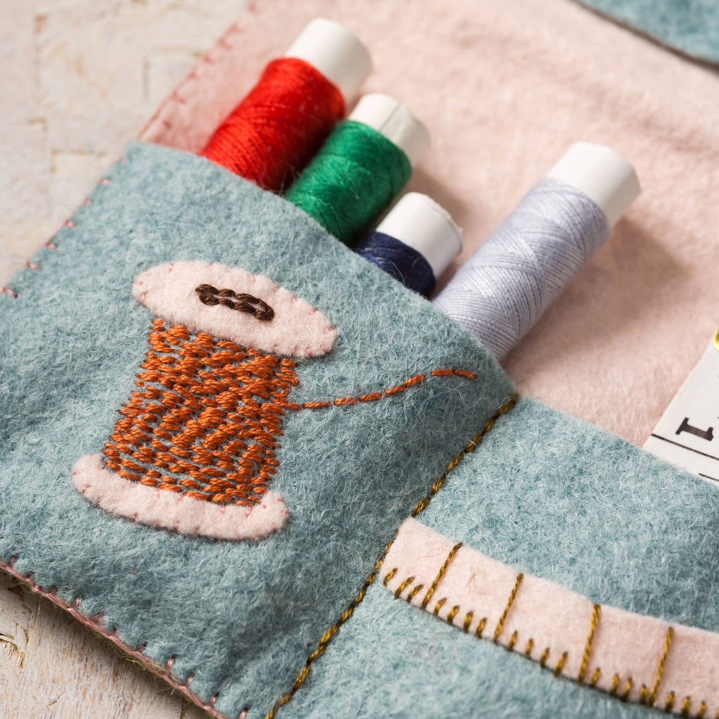 Corinne Lapierre Etui til sysaker (filt + broderi)