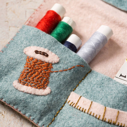Corinne Lapierre Etui til sysaker (filt + broderi)