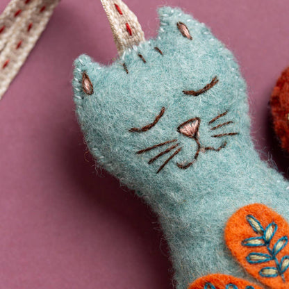 Corinne Lapierre Katt (filt + broderi)