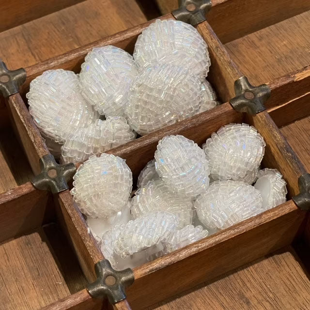 Skimrende knapper med glassperler