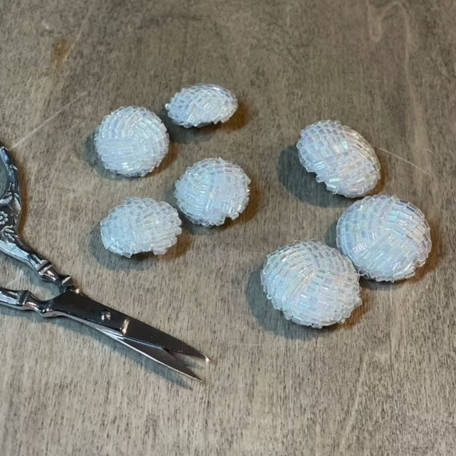 Skimrende knapper med glassperler