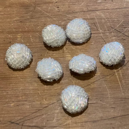 Skimrende knapper med glassperler